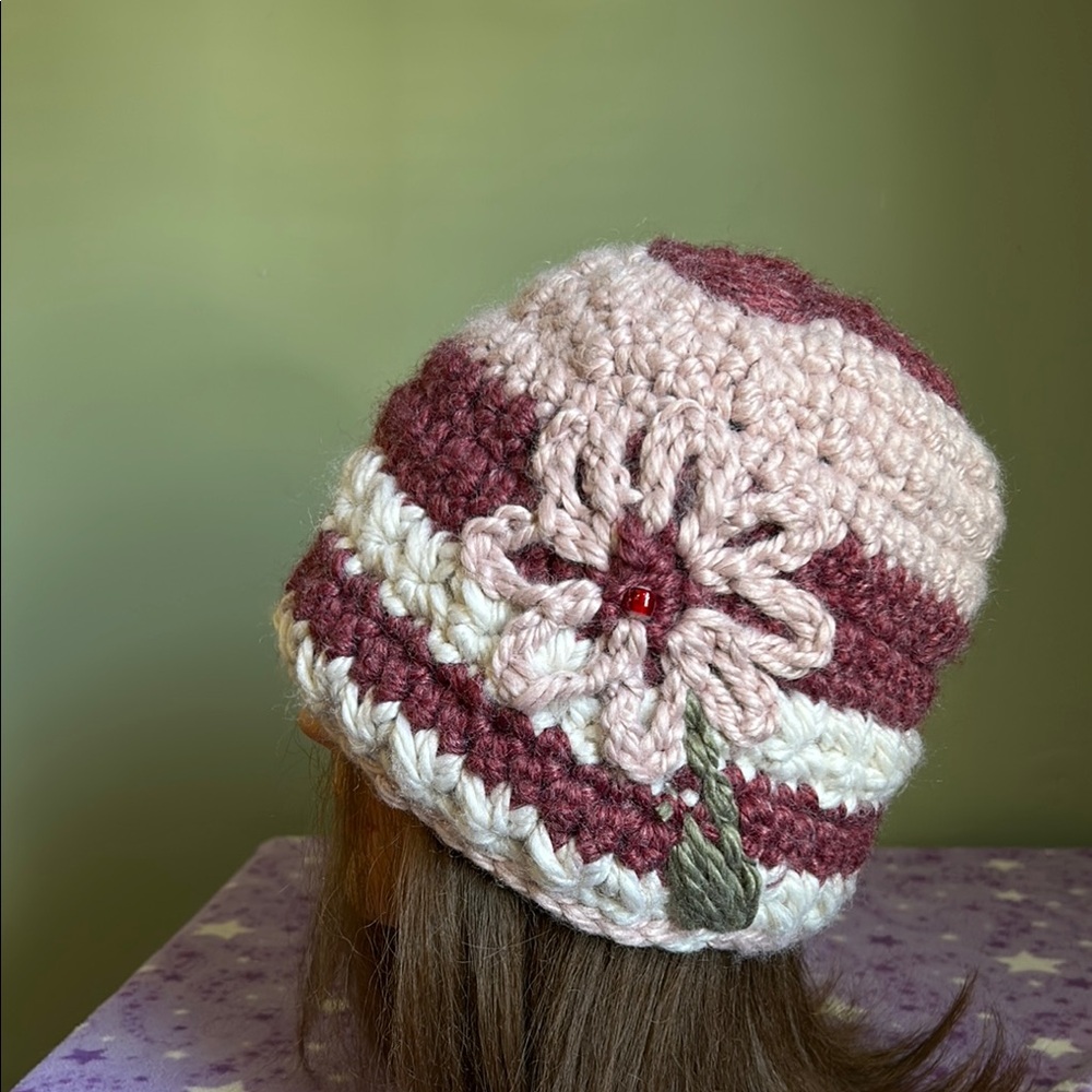 Elegant rose and cream medium beanie soft acrylic yarn new